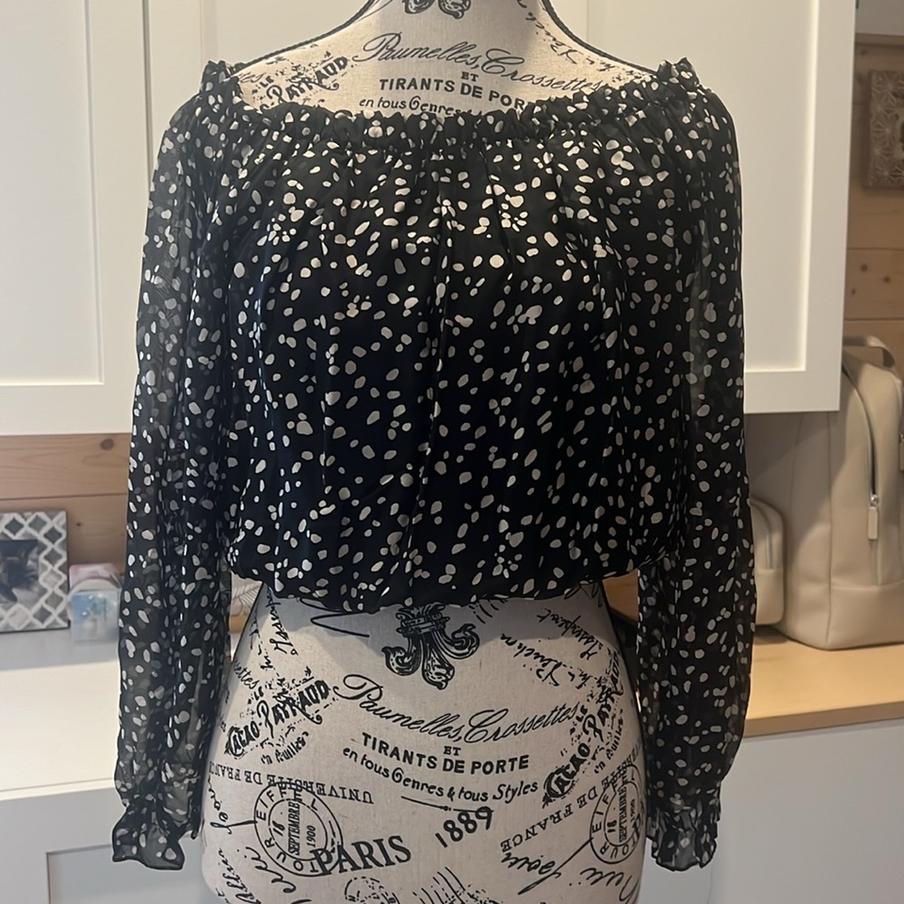 Le Ragazze Made in Italy long sleeve top in size medium. NWOT